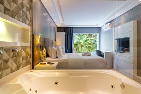 Suite com hidromassagem | Bathroom | Hair dryer, towels