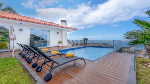 Wake up to panoramic Atlantic views and total privacy at Villa Longtail by LovelyStay, a spacious 4-bedroom retreat in Arco da Calheta for up to 8 guests.
#VillaLongtail #LovelyStay #MadeiraVilla #PrivatePool #OceanView #LuxuryEscape #ArcoDaCalheta