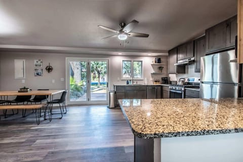 House, Multiple Beds, Hot Tub, Garden View (5826 Hinman) | Private kitchen