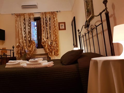 Deluxe Room | Frette Italian sheets, premium bedding, down comforters, desk