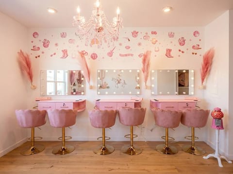 💄 The Glam & Gather Studio — four dedicated hair & makeup stations so your entire group gets ready together. No bathroom bottlenecks. Just pure glam energy.