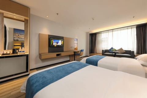 Superior Twin Room, Balcony, City View | Desk, laptop workspace, WiFi (free)