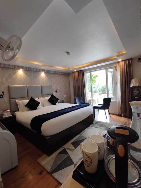 Deluxe Double Room, Mountain View | In-room safe, laptop workspace, iron/ironing board, WiFi (free)