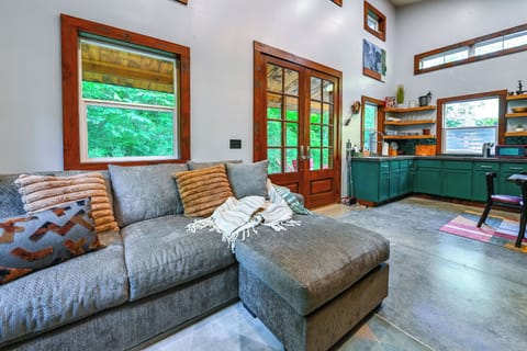 Mt Vernon Vacation Rental | 2BR | 1BA | 750 Sq Ft | 1 Step to Enter