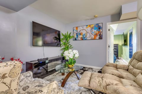 Newark Vacation Rental | 1BR | 1BA | 800 Sq Ft | Steps to Enter