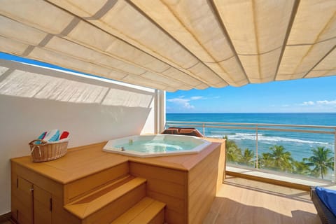 Enjoy your own private jacuzzi featuring heated water, relaxing jets, and a barbecue area—perfect for sunset gatherings or a quiet evening under the stars.