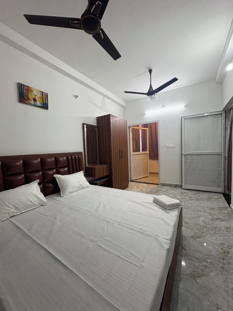 Suite | Rollaway beds, free WiFi, bed sheets
