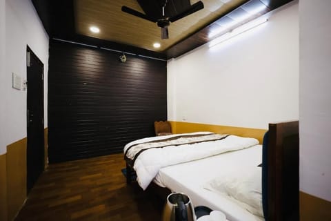 Deluxe Double Room, Balcony, City View | Blackout drapes, soundproofing, iron/ironing board, free WiFi