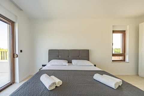 4 bedrooms, cribs (free), bed sheets