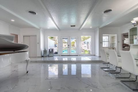 House, Multiple Beds, Pool Access, Ocean View (5833 Ocean) | Interior