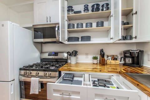House, Multiple Beds, Kitchen, Garden View (4317 Harry) | Private kitchen