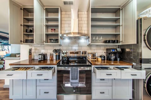 House, Multiple Beds, Patio, Garden View (4221 Avalon) | Private kitchen