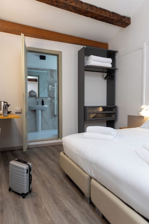 Classic Double or Twin Room | Desk, blackout drapes, iron/ironing board, WiFi (free)