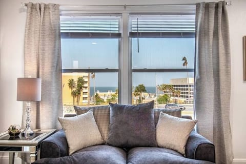 House, Multiple Beds, Balcony, Partial Ocean View (1117 Ocean  A +B) | Living area
