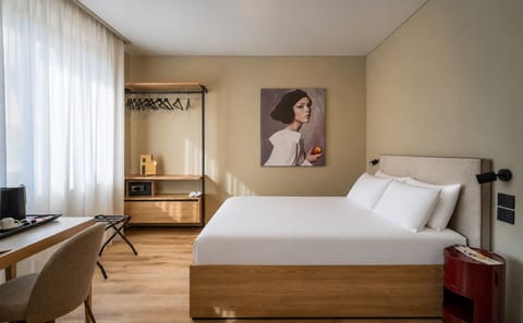 Room, 1 King Bed, Non Smoking, Pets Allowed | Premium bedding, down comforters, minibar, in-room safe