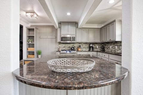 House, Multiple Beds, Hot Tub, Garden View (100 Ocean View) | Private kitchen