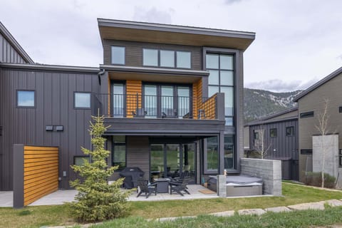 Relax outdoors with seating, BBQ & firepit | Exterior