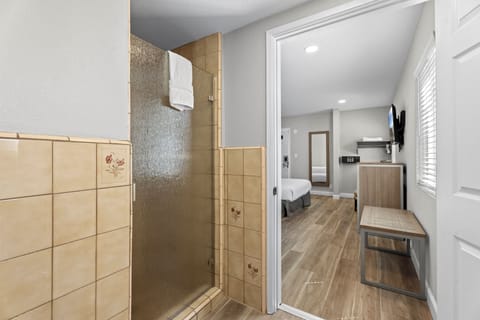 Premium Room | Bathroom | Free toiletries, hair dryer