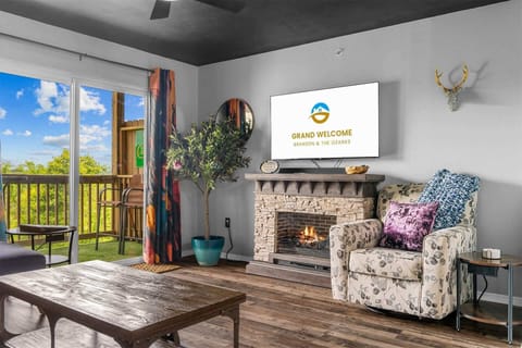 Condo, Multiple Beds, Balcony, Mountain View (Branson Lights Overlook) | Living area