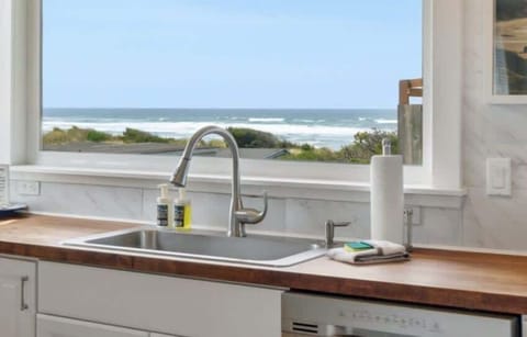 #StayinMyDistrict #BookDirect #EntireHome #OceanView #Strandhuisje