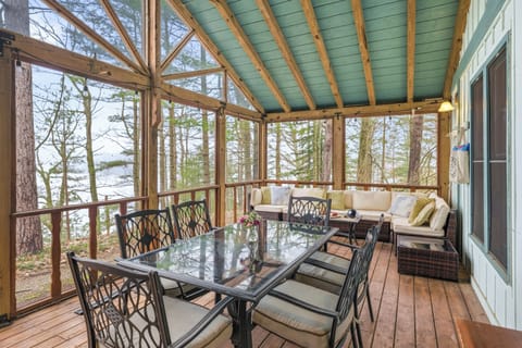 Dine with a view 🌲✨
Relax on the screened-in porch and enjoy peaceful lake views surrounded by nature.