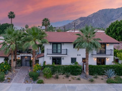 A beautiful 2 bed, 2.5 bath long-term condo located in Palm Springs, CA!