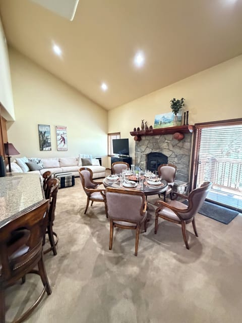 Living Room, Dining/Game Table, Flatscreen TV