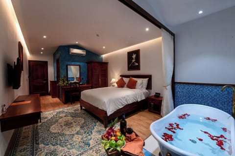 Deluxe Double Room, Hot Tub, City View | In-room safe, iron/ironing board, free WiFi