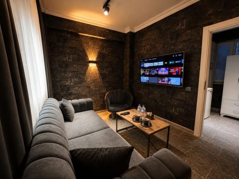 City Apartment, 1 Queen Bed with Sofa bed | Desk, free WiFi