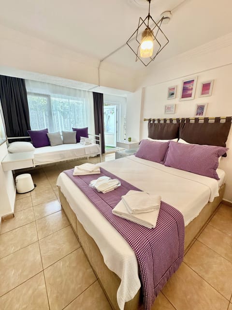 Room, Patio | Bed sheets