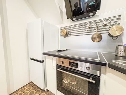 Kitchen Appliance, Kitchen, Major Appliance, Kitchen Stove, Wood, Countertop, Home Appliance, Flooring, Interior Design, Gas Stove