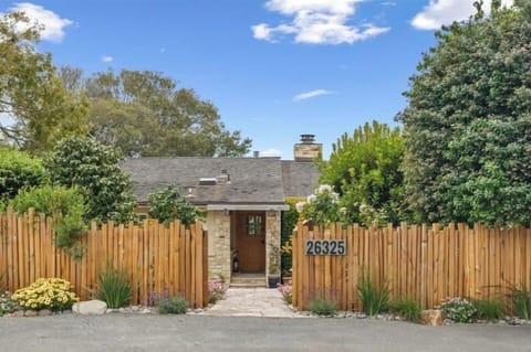 Welcome to 'Coastal Jayhawk Cottage' ~ Walk Everywhere!