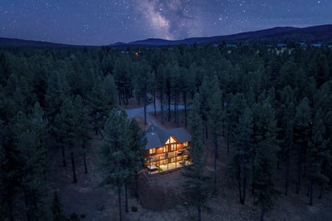This stunning mountain retreat offers unforgettable views and peaceful seclusion