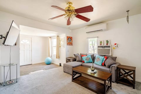 House, 3 Bedrooms, Balcony | Living room | Books