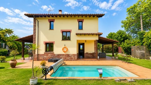 Property building,Facade/entrance,BBQ facilities,Garden,Balcony/Terrace,Garden view,Pool view,Swimming pool