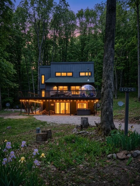 Modern woodland retreat with deck, stargazing dome and hot tub