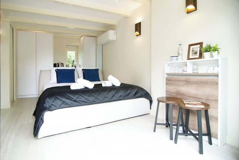 Bright and charming bedroom along the canal, filled with soft tones and natural light.