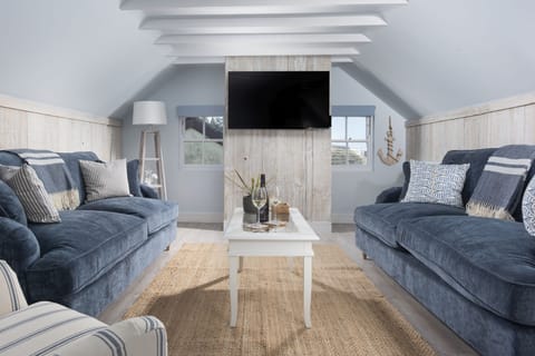 Living room with smart TV, sofas and arm chair - 4 Tywarnhayle Square