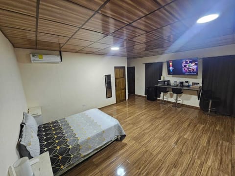 Desk, laptop workspace, WiFi (free)