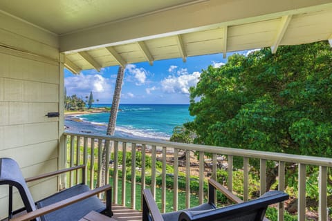Master bedroom private lanai. Views of the beach, bay and ancient He'iau temple
