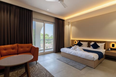 Suite, 1 Double Bed, Accessible Bathtub, Terrace | Desk, WiFi (free), bed sheets
