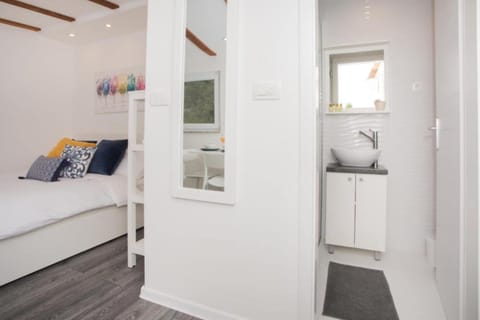 Studio (A1) | Bathroom | Shower, towels, shampoo, toilet paper