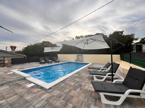 Outdoor pool, pool umbrellas, sun loungers