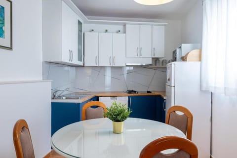 Apartment (A2) | Private kitchen | Espresso maker, fridge, microwave, oven