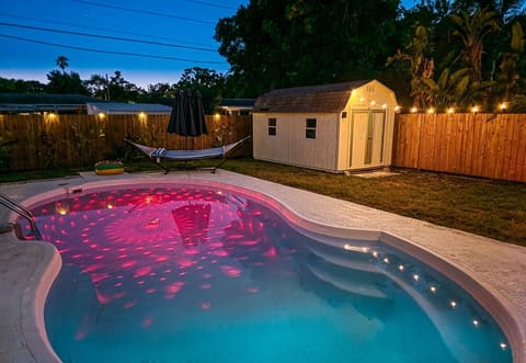 Evenings poolside don`t get much better than this