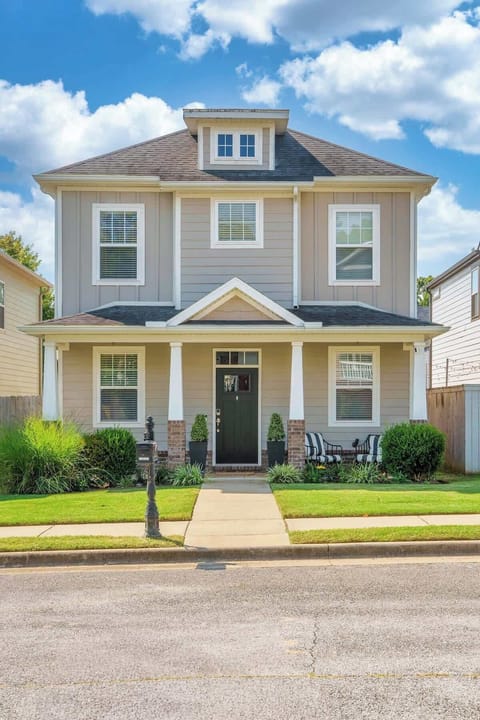 Stay at The Green Zebra - a stylish home in Rogers just minutes from Bentonville, Crystal Bridges, and the Promenade.