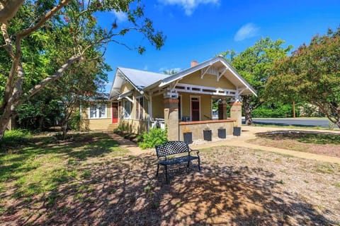This grand Sunday home is a perfect location and size for fun filled vacation in the heart of historic Fredericksburg.  Just a short walk from Main Street you can enjoy all that the area has to offer
