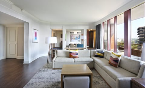 Presidential Suite | Premium bedding, in-room safe, desk, laptop workspace