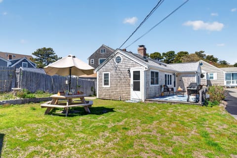 Welcome to The Genoa!
A charming Cape Cod cottage just steps from Glendon Road Beach and the shores of Nantucket Sound!
