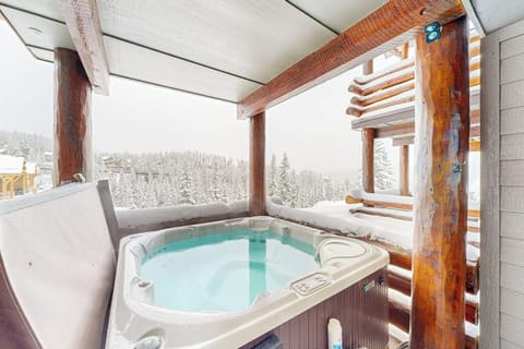 Indoor spa tub